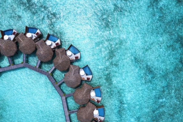 باروس Baros هو منتجع فاخر حائز على الجوائز العالمية يقع في جزيرة خاصة على بُعد 25 دقيقة بالقارب السريع من مطار جزر المالديف الدولي. فيلاّته الفاخرة والبالغ عددها خمساً وسبعين