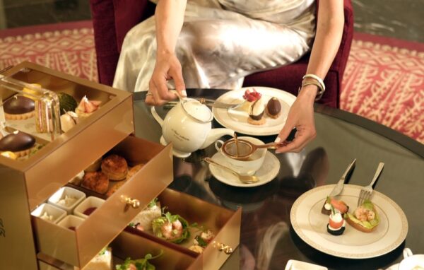 فندق رافلز دبي يطلق تجربة جديدة لـ”شاي ما بعد الظهيرة” بمفهوم مبتكر مستوحى من عادات السفر